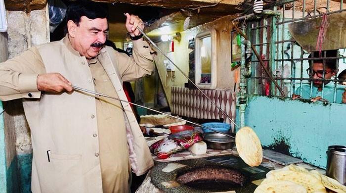 Sheikh Rasheed convinces voter by making roti 